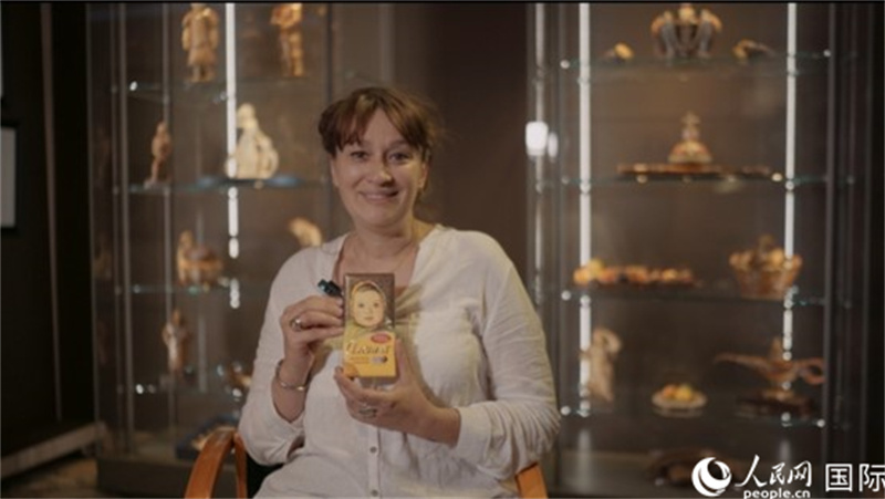 俄罗斯联合糖果集团博物馆副馆长尤利娅・萨维娜展示爱莲巧巧克力。人民网记者 马天翼摄