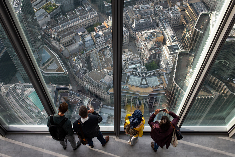 英国伦敦民众俯瞰城市风景