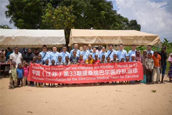队员们和当地村民合影。中国援桑医疗队供图