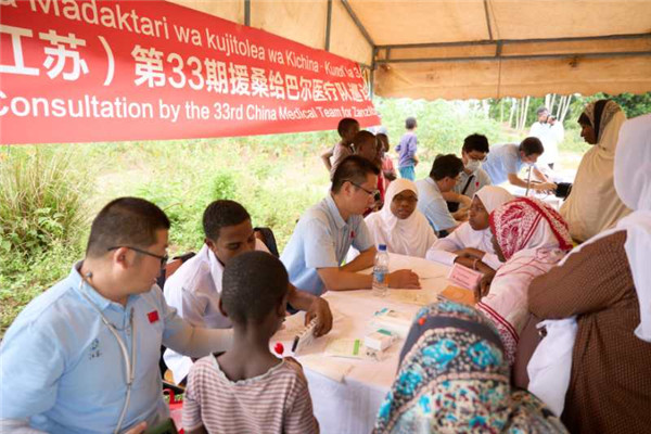 医疗队为当地患者义诊。中国援桑医疗队供图