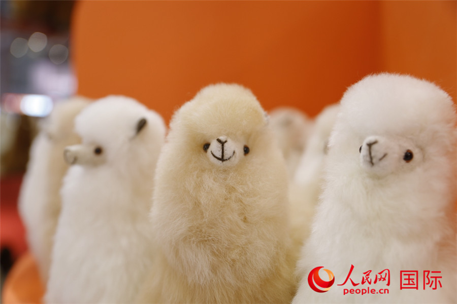 11月5日，消费品展区展出的羊驼毛绒产品。人民网记者 李美玉摄