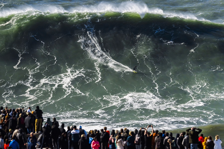 葡萄牙民众相聚海滩观看自由冲浪