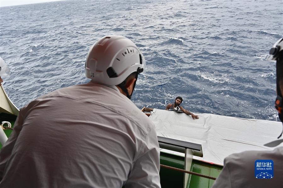 11月10日，“雪龙2”号考察队队员和求救人员沟通。 新华社记者 周圆 摄