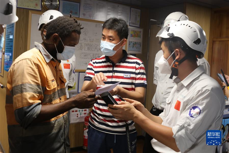 11月10日晚，在“雪龙2”号驾驶室，考察队和求救人员沟通。新华社记者 周圆 摄
