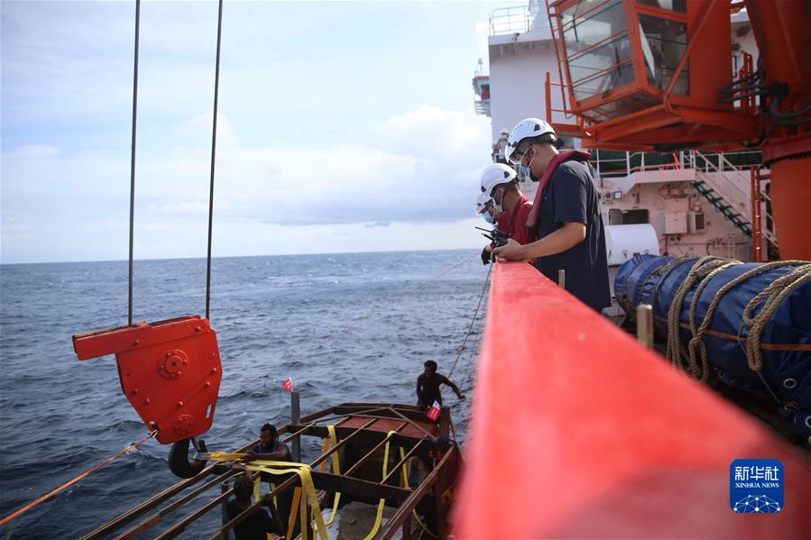 11月11日，考察队将求救船只转移至“雪龙2”号。 新华社记者 周圆 摄