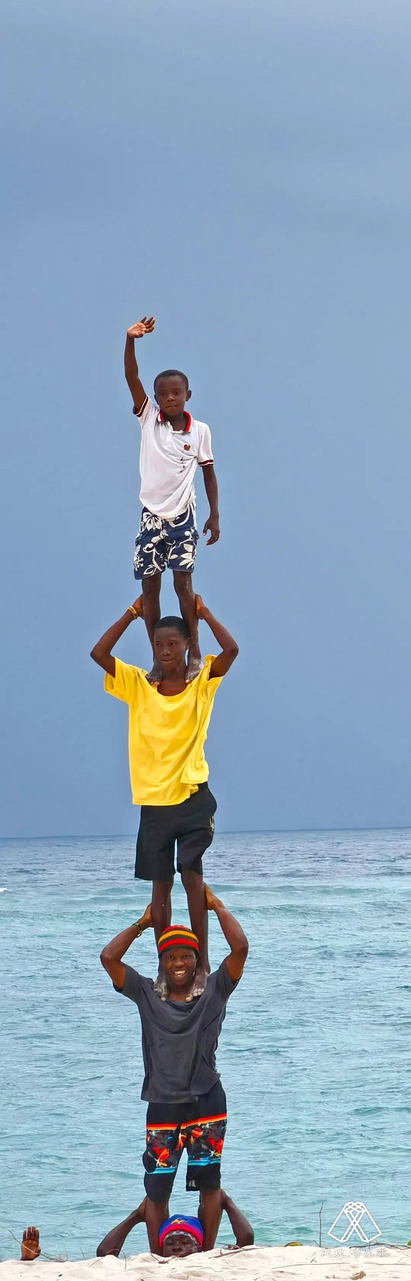 非洲孩子在海滨玩耍。莫言 摄