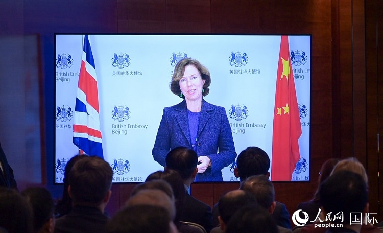 英国驻华大使吴若兰发表视频主旨演讲。人民网 郭锦标 摄