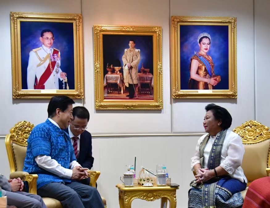 泰国国务部长庞佩与中国驻泰国大使会谈。泰国总理府供图