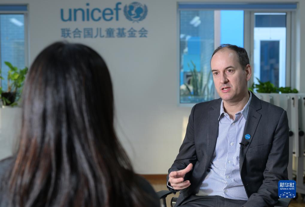 联合国儿童基金会驻华办事处新闻与倡导处处长柏安哲在北京接受新华社记者专访（11月27日摄）。新华社记者 李贺 摄
