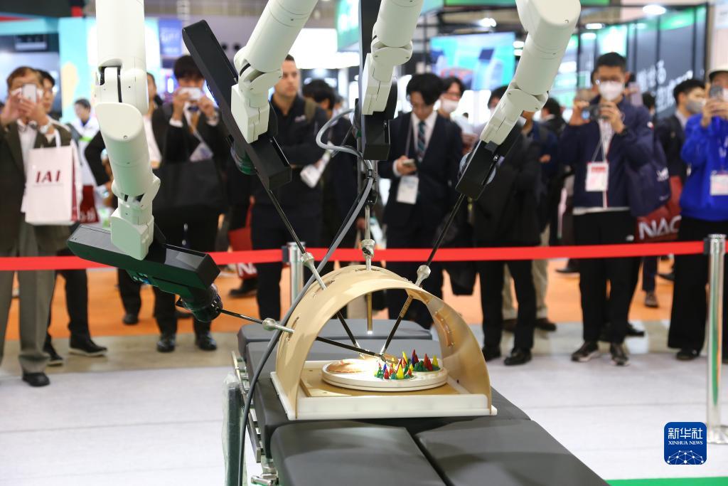 这是11月30日在日本东京举办的日本国际机器人展上拍摄的一台手术支援机器人。新华社记者 钱铮 摄