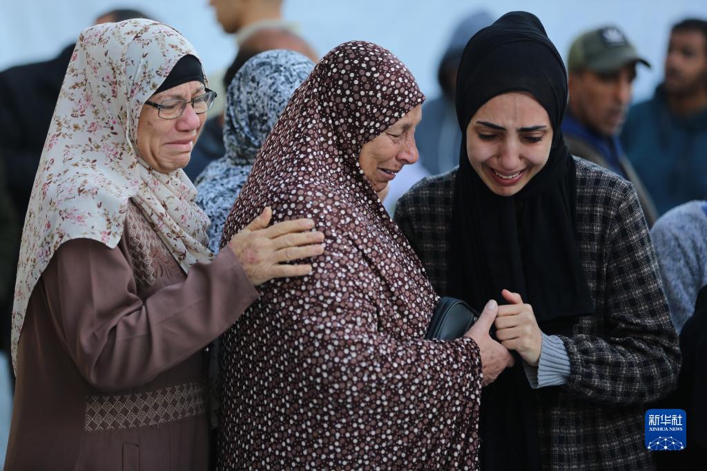 12月3日，在加沙地带代尔拜拉赫的一家医院，巴勒斯坦人哀悼在以军袭击中遇难的亲属。新华社发