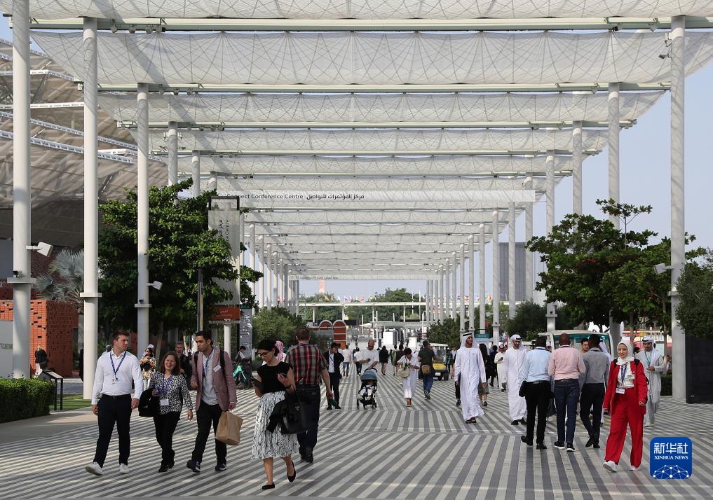 12月3日，人们在联合国气候变化迪拜大会“绿区”参观。新华社记者 王东震 摄