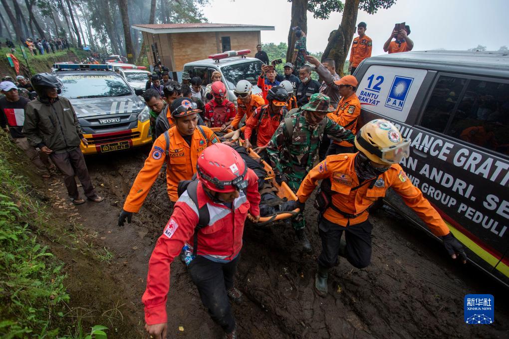 12月4日，在印度尼西亚西苏门答腊省的马拉皮火山附近，搜救人员转移伤者。新华社发（安德里・马迪安斯亚摄）
