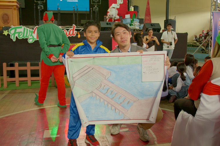 捐赠仪式上，当地少年儿童代表向中国建设者们赠送了自己手绘的辛克雷水电站项目图画。中国电建厄瓜多尔代表处供图