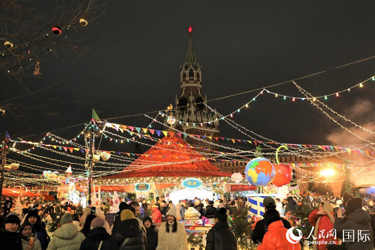 位于莫斯科红场中央的“古姆”新年集市。人民网记者 隋鑫摄