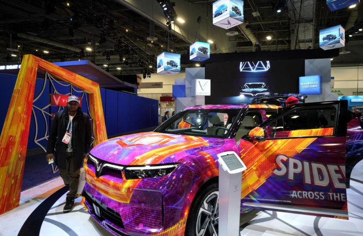 1月11日，人们在美国拉斯维加斯消费电子展越南电动汽车制造商VinFast展台参观。新华社记者吴晓凌摄