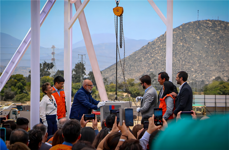 現地時間1月16日、チリのボリッチ大統領が出席し、中国鉄建が建設を請け負ったチリのコキンボ特許経営病院プロジェクトの定礎式がチリのコキンボ大区コキンボ市で行われた。中国鉄道建築集団有限公司供図