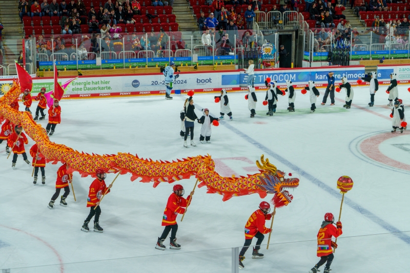 图为杜塞尔多夫侨团与冰球队青少年运动员们正在进行高难度的文化冰上舞龙�。</p><p style=