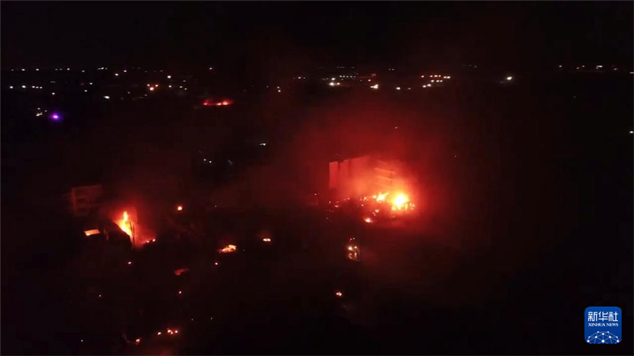 这张2月2日凌晨拍摄的无人机视频截图显示的是位于肯尼亚内罗毕的事故现场。
