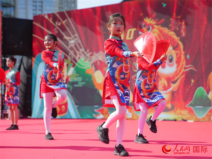 “欢乐春节”大巡游活动在迪拜举行
