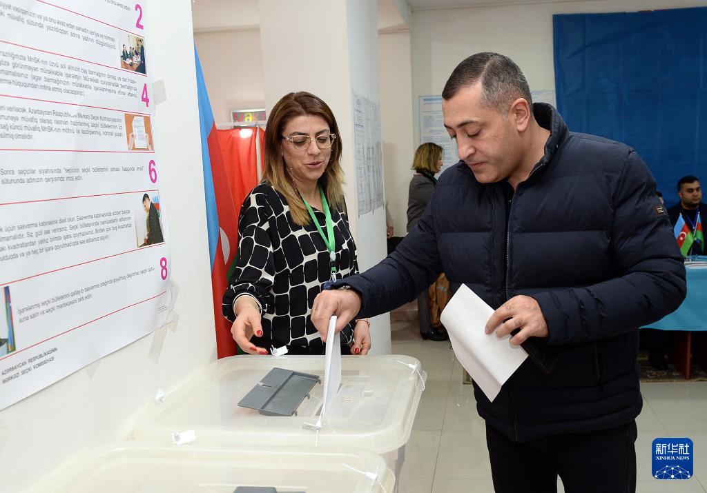 2月7日，选民在阿塞拜疆首都巴库参加投票。新华社发（巴巴耶夫摄）