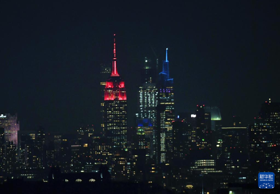 美国纽约帝国大厦点亮“中国红”