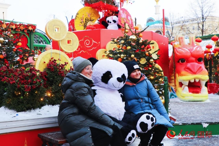 活动现场，俄罗斯小朋友同大熊猫玩偶合影。人民网记者 隋鑫摄