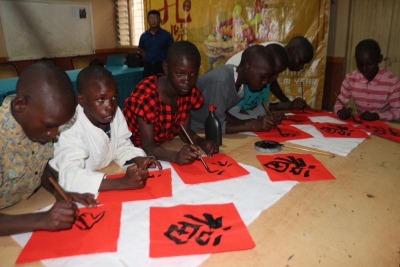 1-孩子们写”福“字。主办方肯尼亚埃格顿大学孔子学院供图