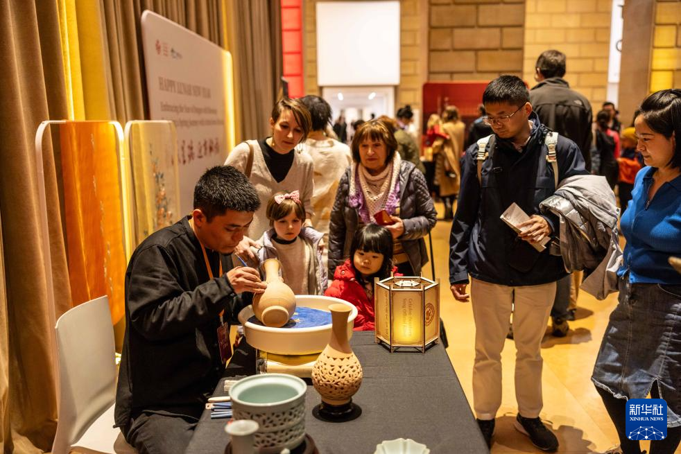 2月11日，参观者在美国费城艺术博物馆举行的龙年迎新春活动上观看瓷器制作。新华社发（周焕新摄）