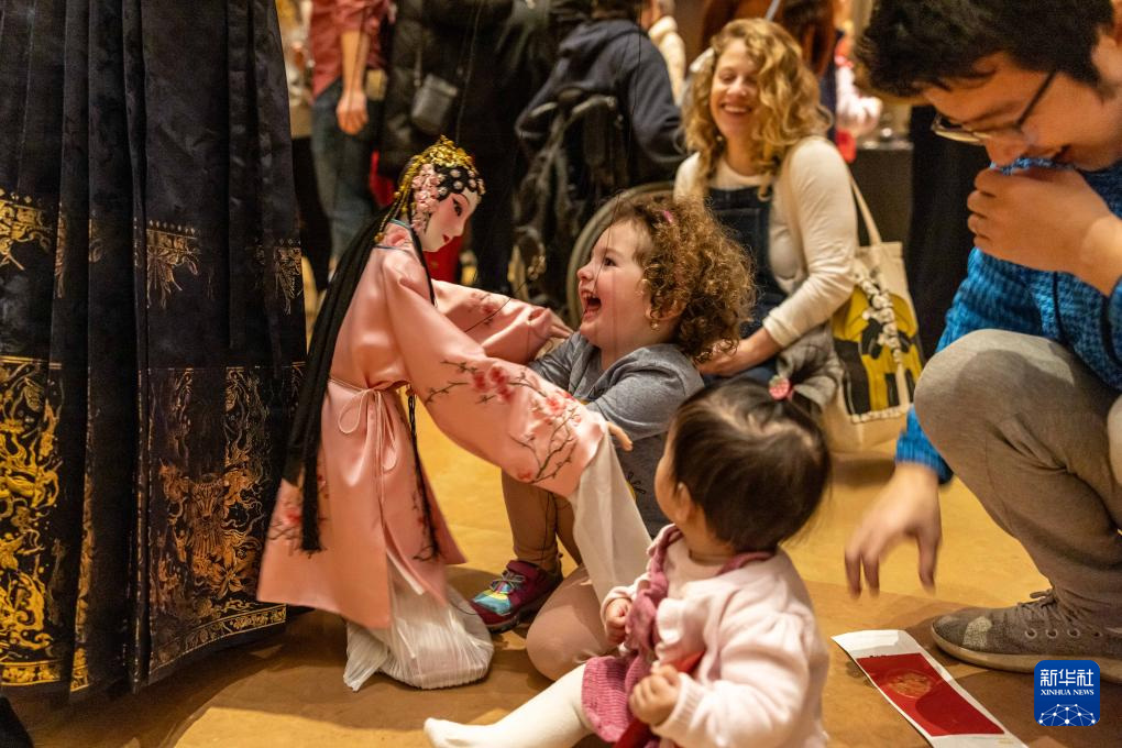 2月11日，孩子们在美国费城艺术博物馆举行的龙年迎新春活动上体验木偶戏。新华社发（周焕新摄）