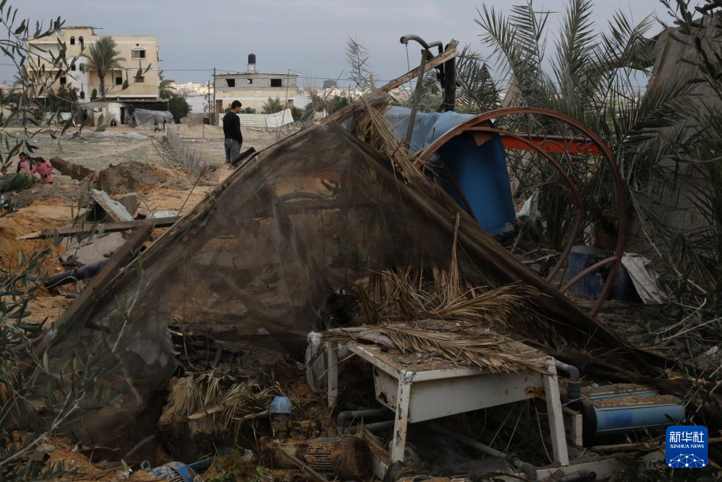 2月18日，在加沙地带南部城市拉法，巴勒斯坦人查看以军空袭后的损毁情况。新华社发（哈立德・奥马尔摄）