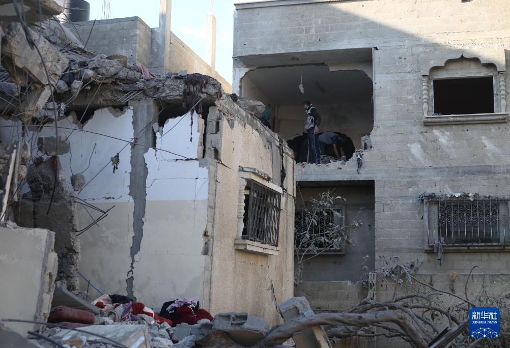 2月21日，在加沙地带南部城市拉法，巴勒斯坦人查看以军空袭后的废墟。新华社发（哈立德・奥马尔摄）
