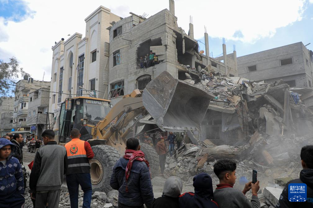 2月22日，在加沙地带南部城市拉法，巴勒斯坦人查看以军空袭后的废墟。新华社发（里泽克・阿卜杜勒贾瓦德摄）