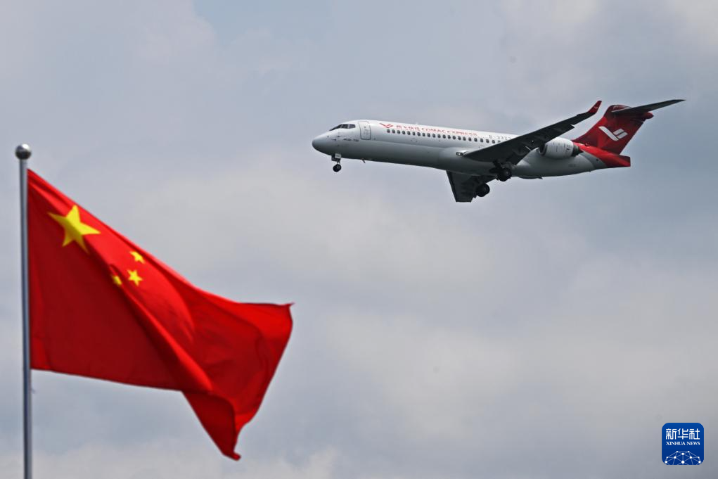 2月22日，一架中国商飞公司ARJ21客机在新加坡航展上做飞行表演。新华社发（邓智炜摄）