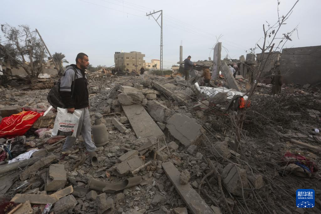 2月23日，在加沙地带南部城市拉法，巴勒斯坦人查看以军空袭后的废墟。新华社发（哈立德・奥马尔摄）