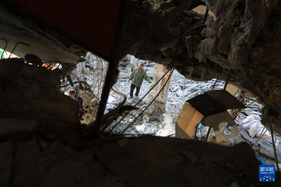 2月24日，在加沙地带南部城市拉法，人们查看以军空袭后的受损情况。新华社发（亚西尔・库迪摄）