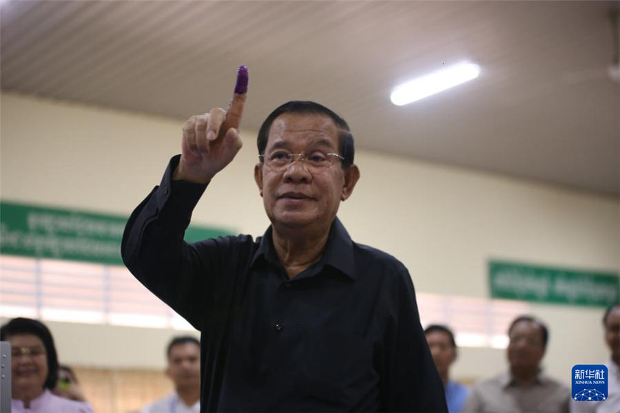 2月25日，在柬埔寨干丹省达克茂市，柬埔寨前首相洪森在一处投票站参加参议院选举投票后展示手指上的墨水。新华社发（李莱摄）