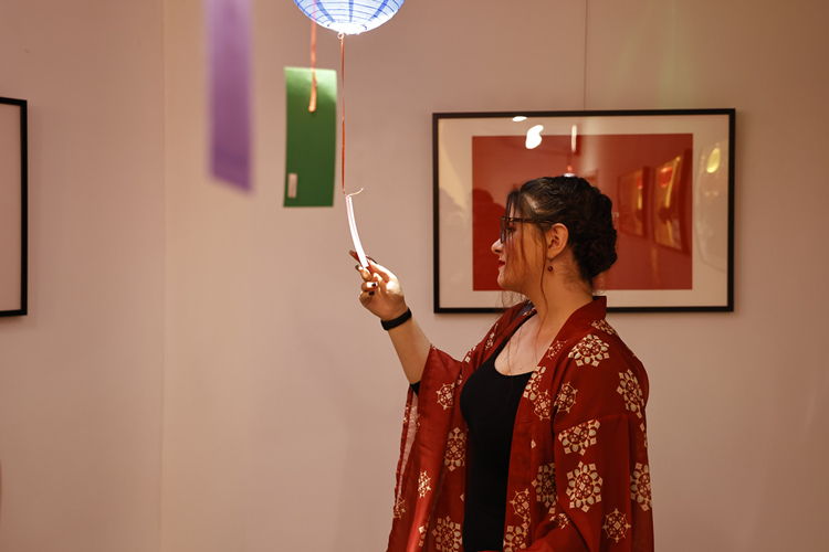一位罗马尼亚观众在学习猜灯谜。 中国文化中心供图