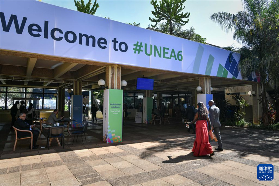 2月26日，在肯尼亚首都内罗毕，人们步入第六届联合国环境大会会场。新华社记者 韩旭 摄