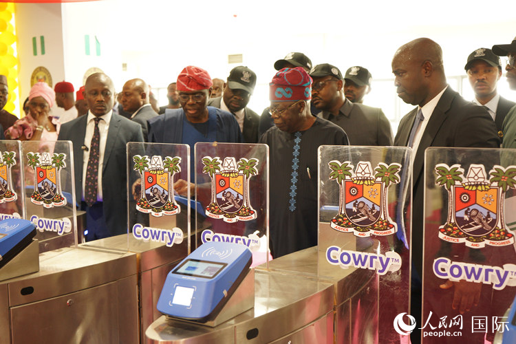尼日利亚总统提努布（前排右二）�、摆脱贫困。拉各斯州州长桑沃-奥卢（前排右三）在刷卡进站	。不仅在基础设施建设方面中尼合作前景广阔，</p><p style=