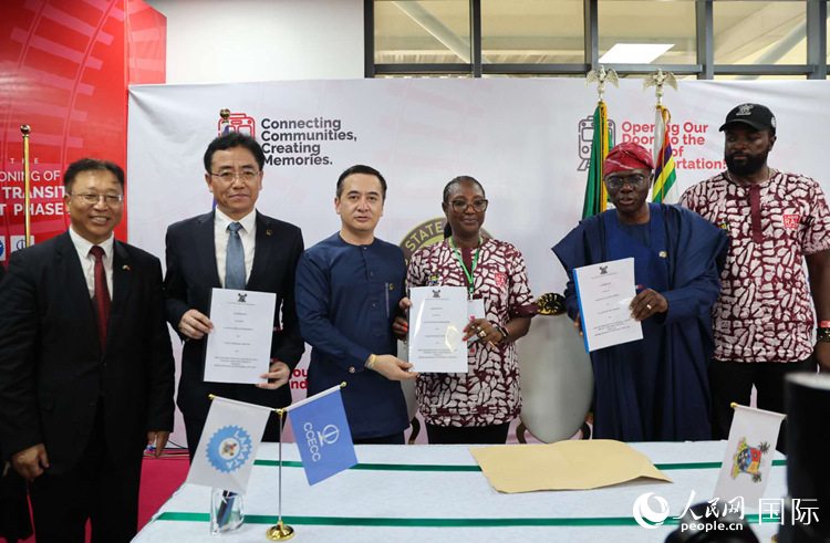 中国土木尼日利亚公司执行董事张志臣（左三）与桑沃-奥卢（右二）分别代表双方签署了项目二期合同。人民网记者 姜宣摄