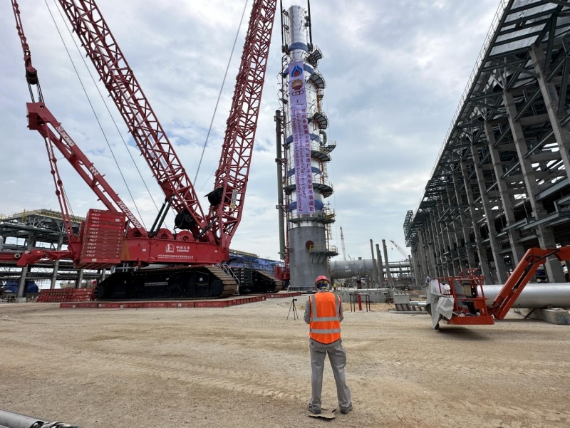 泰国第七天然气处理厂千吨塔器吊装现场
	。泰国采用2000吨吊车主吊，第天吨塔</p><p style=