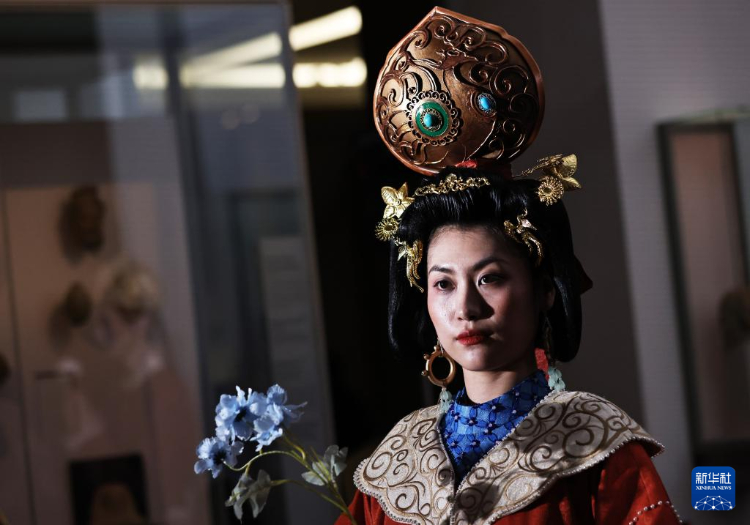 3月13日，在位于法国巴黎的吉美国立亚洲艺术博物馆，模特展示敦煌复原服饰。新华社记者 高静 摄