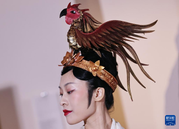 3月13日，在位于法国巴黎的吉美国立亚洲艺术博物馆，模特展示敦煌复原服饰。新华社记者 高静 摄
