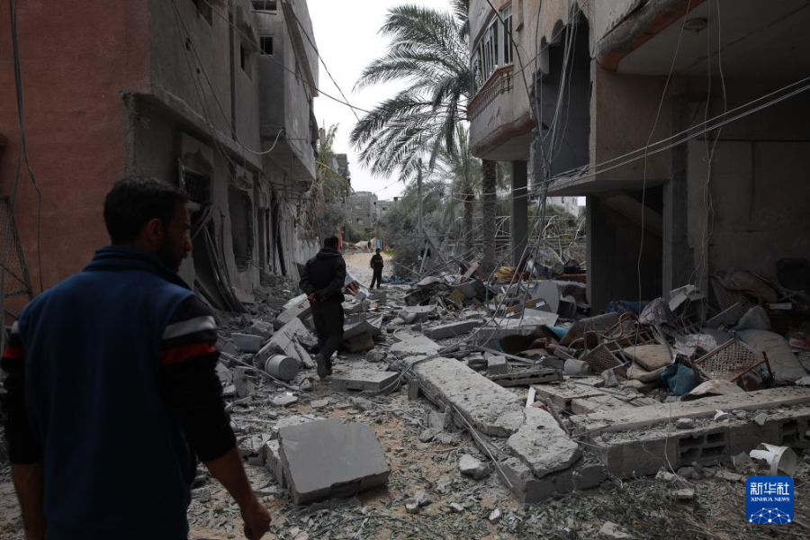 以军空袭加沙中部致36人死亡