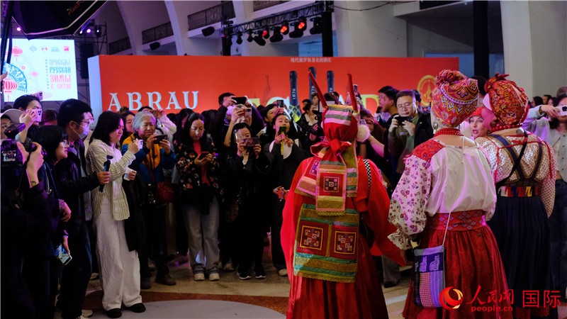 中俄观众在现场观看俄罗斯传统音乐表演。人民网 褚梦琦摄
