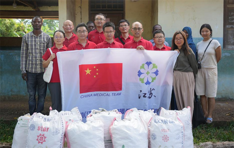 医疗队队员给邓加中学的孤儿搬运捐赠的食品。中国援桑医疗队供图