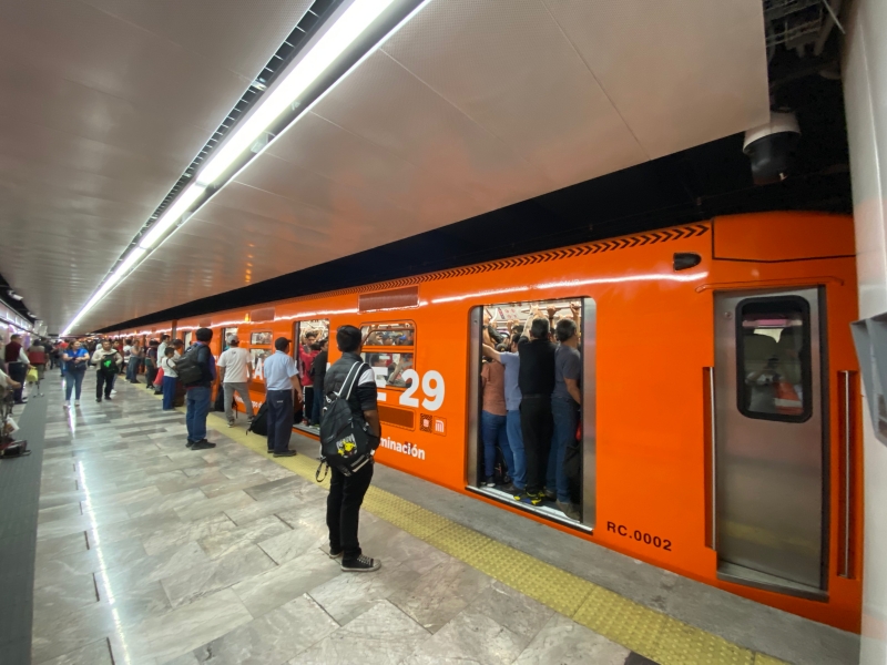 中国中车墨西哥城地铁一号线整体现代化项目NM22型胶轮地铁上线运营【6 