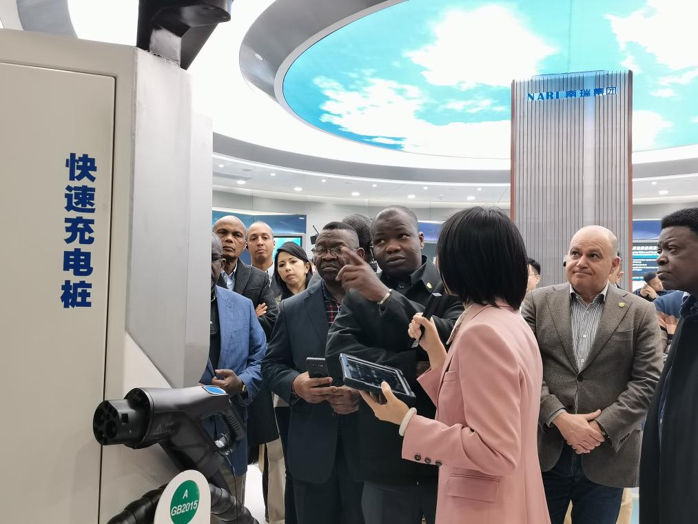 3��27�գ�פ��ʹ����������չ���ιۡ��»������ ������ ��