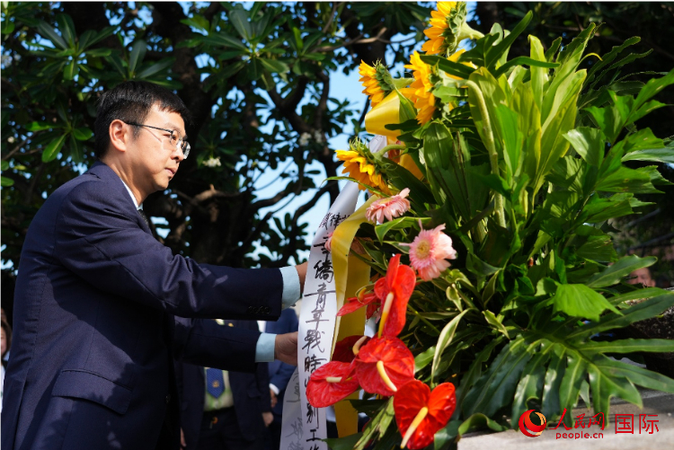中国驻菲律宾使馆周志勇临时代办一行向菲律宾华侨抗日烈士纪念碑、烈士墓等敬献花圈。人民网记者 樊帆摄